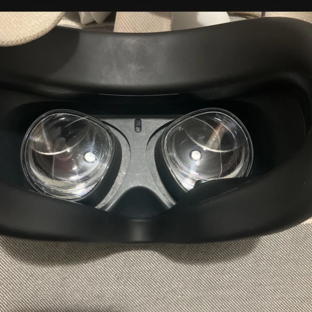 VR Headset with Controllers - White